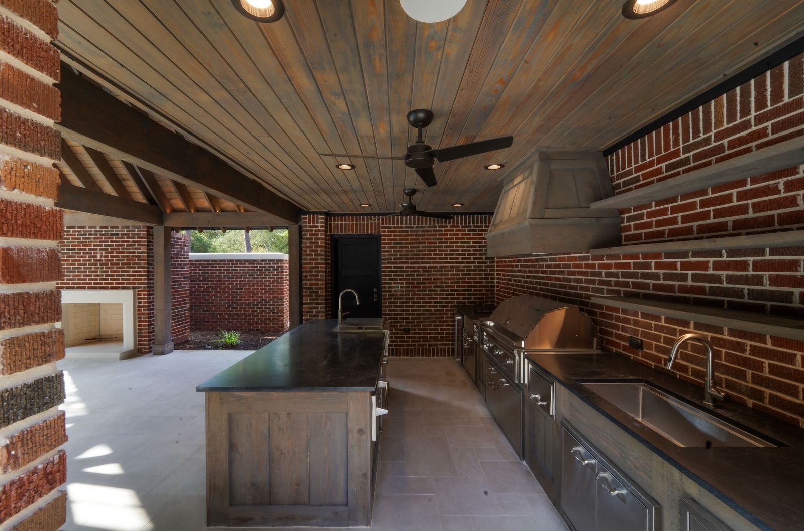 Custom outdoor kitchen by Heavenly Outdoor